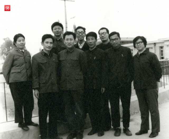 5、1979年,首届留在学校和附院工作的毕业生同学合影_副本.jpg 5、1979年,首届留在学校和附院工作的毕业生同学合影_副本.jpg