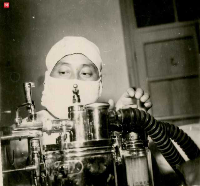 5、1961年,宋福麟在麻醉工作中_副本.jpg 5、1961年,宋福麟在麻醉工作中_副本.jpg