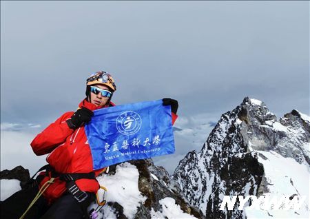 张福同学在2017“大学生勇闯天涯挑战未登峰”活动中第一个登顶