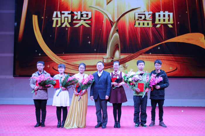 1481861580855816.jpg 孙涛校长颁奖.2.jpg