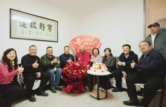 张治荣一行看望离休老同志白云峰