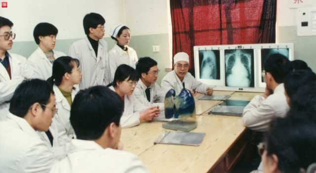 13、上世纪80年代,吴振裘教授在内科集体讨论病案_副本.jpg 13、上世纪80年代,吴振裘教授在内科集体讨论病案_副本.jpg