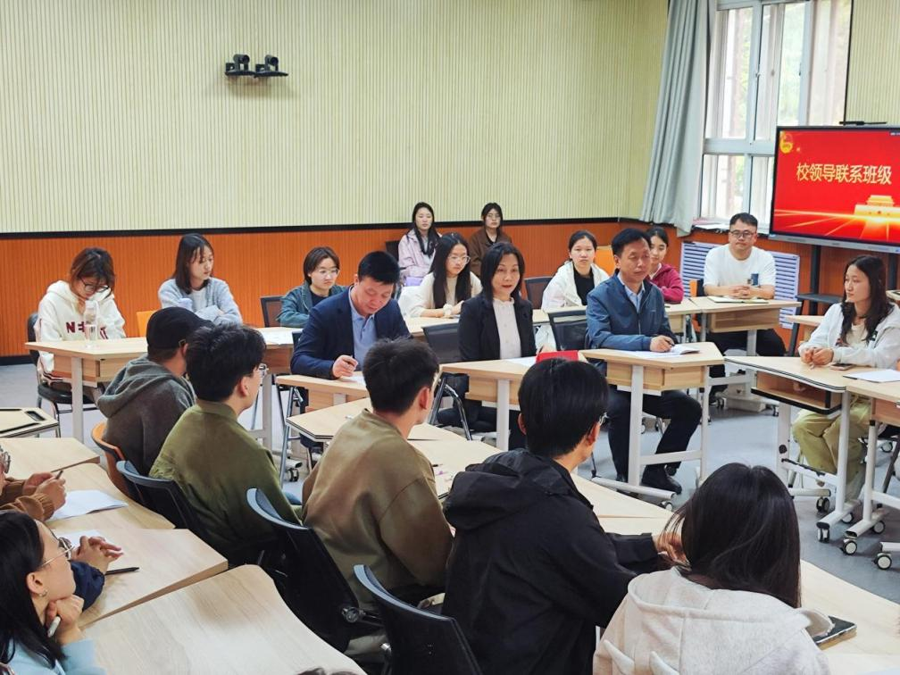 刘娟参加联系班级主题团日活动