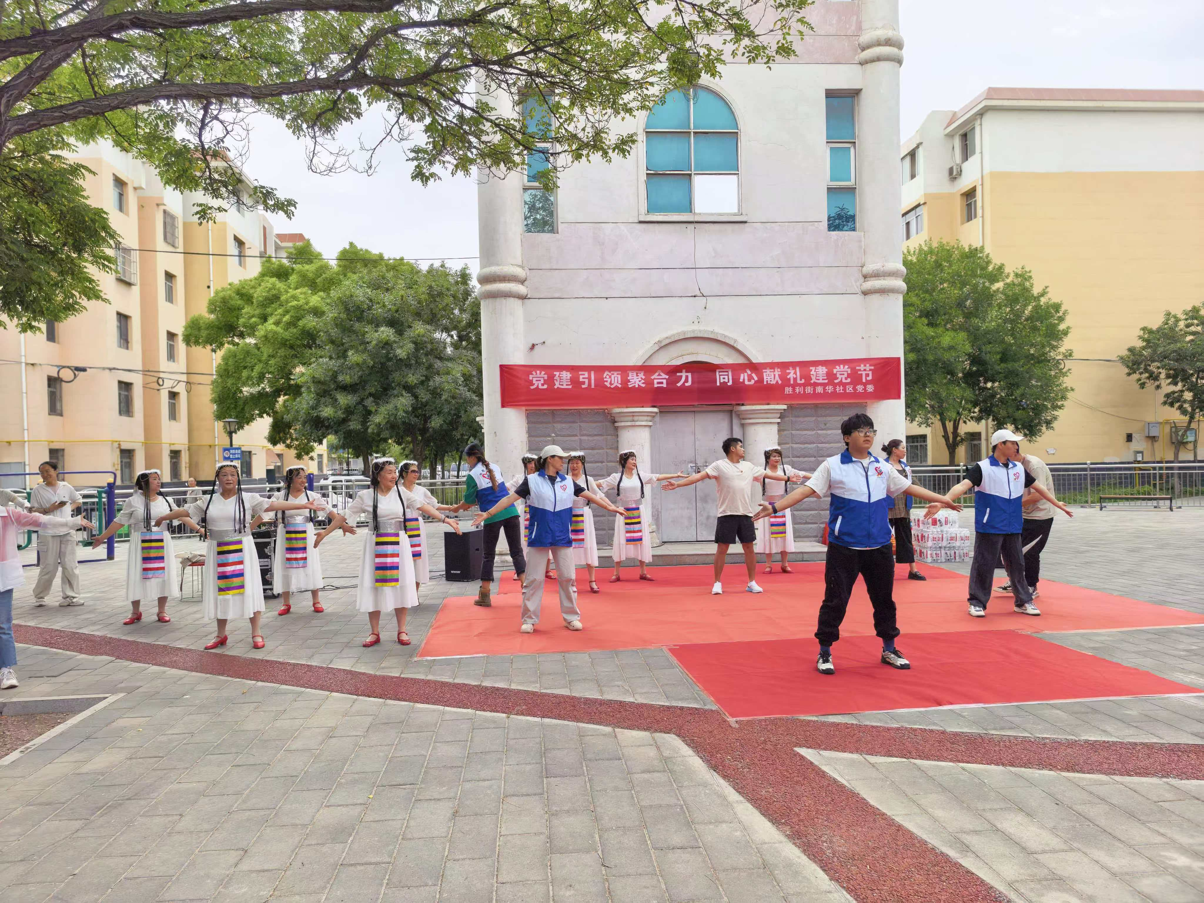 体育与健康学院教工党支部赴南华社区开展主题党日活动