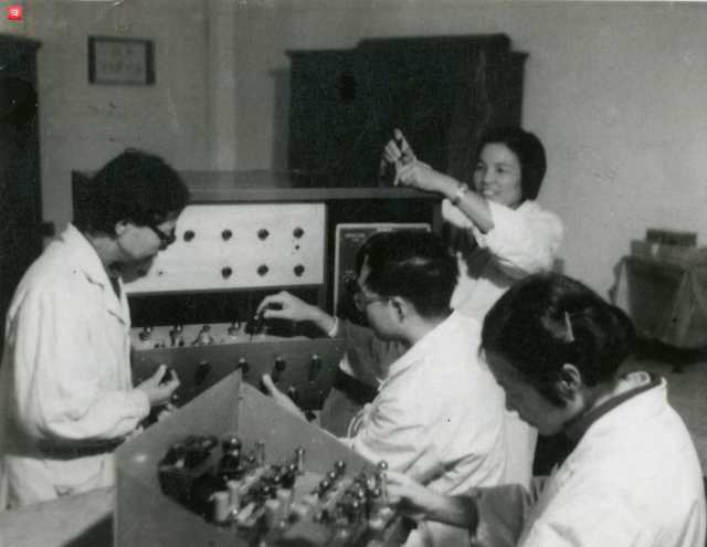 8、1976年,电生理科司徒丽明、张华星、马正行、李楚芬在做实验_副本.jpg 8、1976年,电生理科司徒丽明、张华星、马正行、李楚芬在做实验_副本.jpg