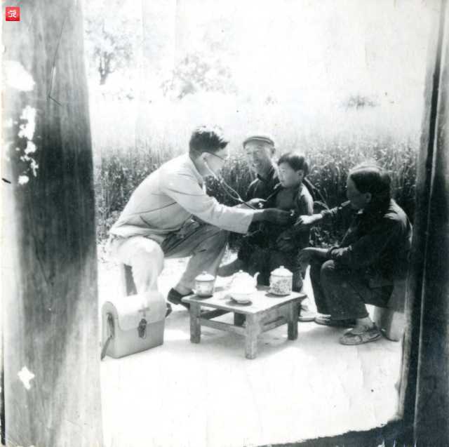 6、1965年,社教期间,郑传经(左1)在农村给孩子看病_副本.jpg 6、1965年,社教期间,郑传经(左1)在农村给孩子看病_副本.jpg