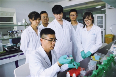 <p> 自治区科技领军人才姜怡邓指导博士研究生进行科学实验。</p>