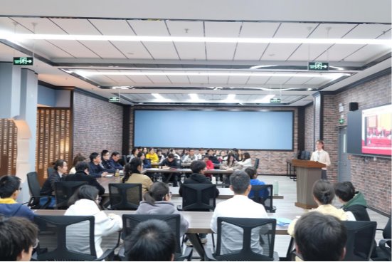 姜怡邓为学生讲授“开学第一课”
