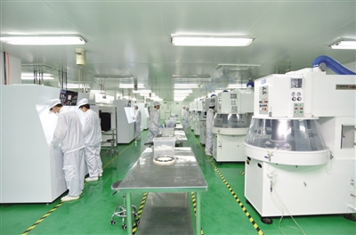 <p> 声光晶体材料研发科技创新团队在操作晶片抛光设备。</p>