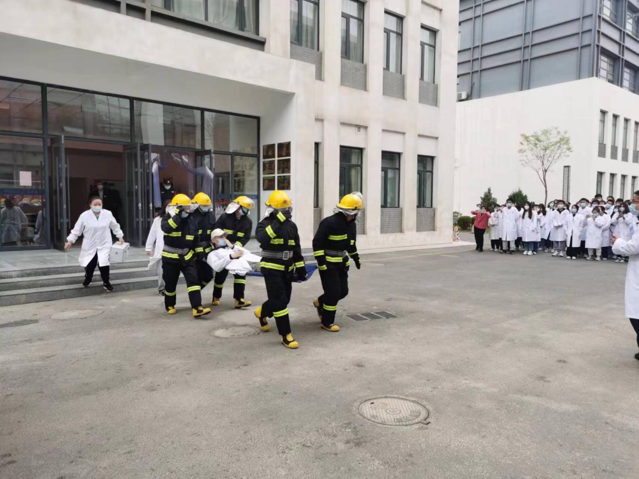此次应急疏散演练模拟火灾事发现场,检验了师生掌握应
