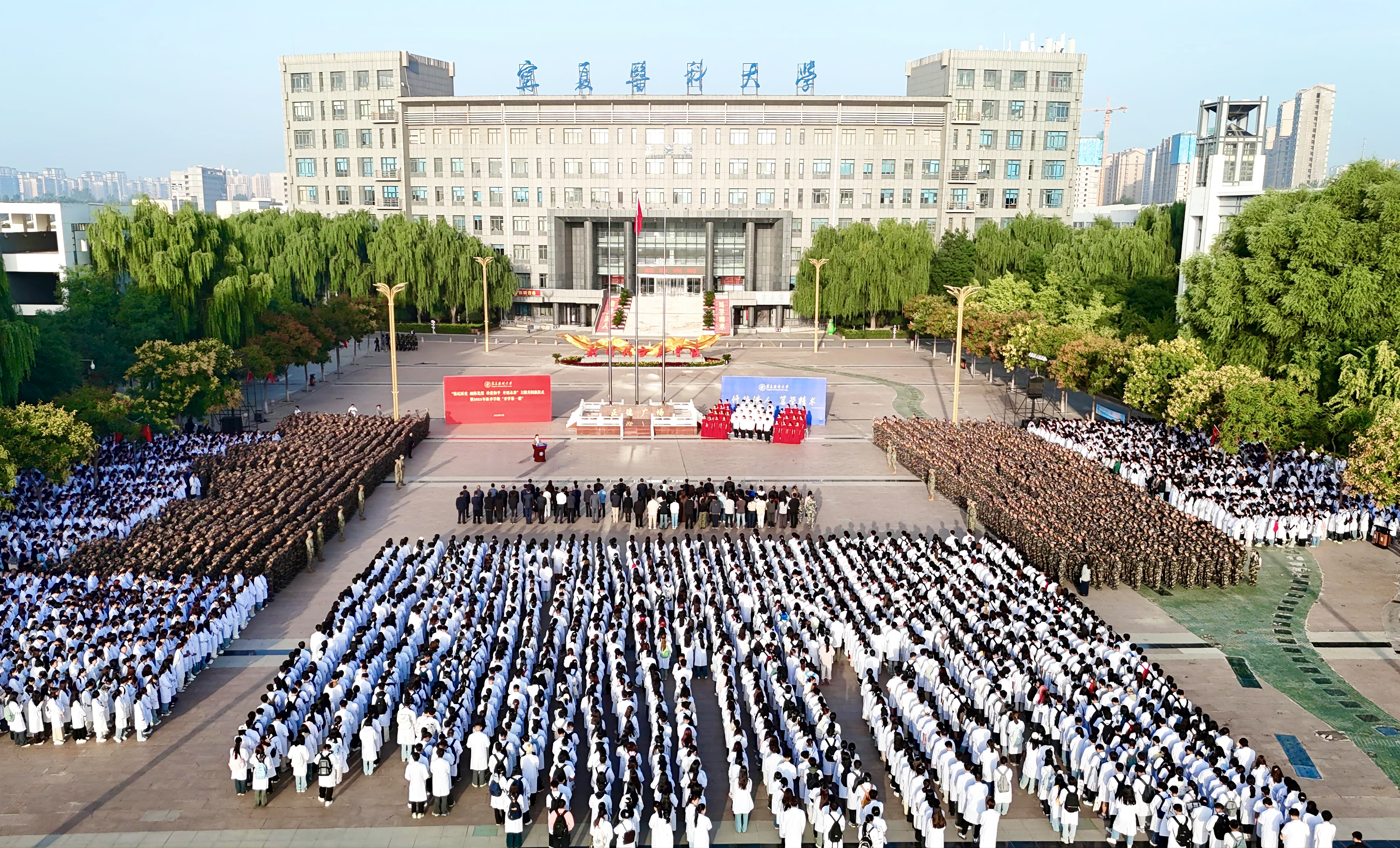 学校举行“铭记历史、缅怀先烈、珍爱和平、开创未来”主题升国旗仪式暨2025年秋季学期“开学第一课”