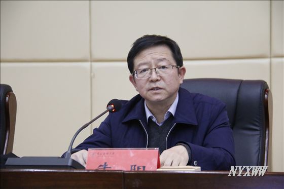 学校副校长牛阳主持会议