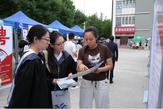 学校举办2026年毕业季就业双选洽谈会