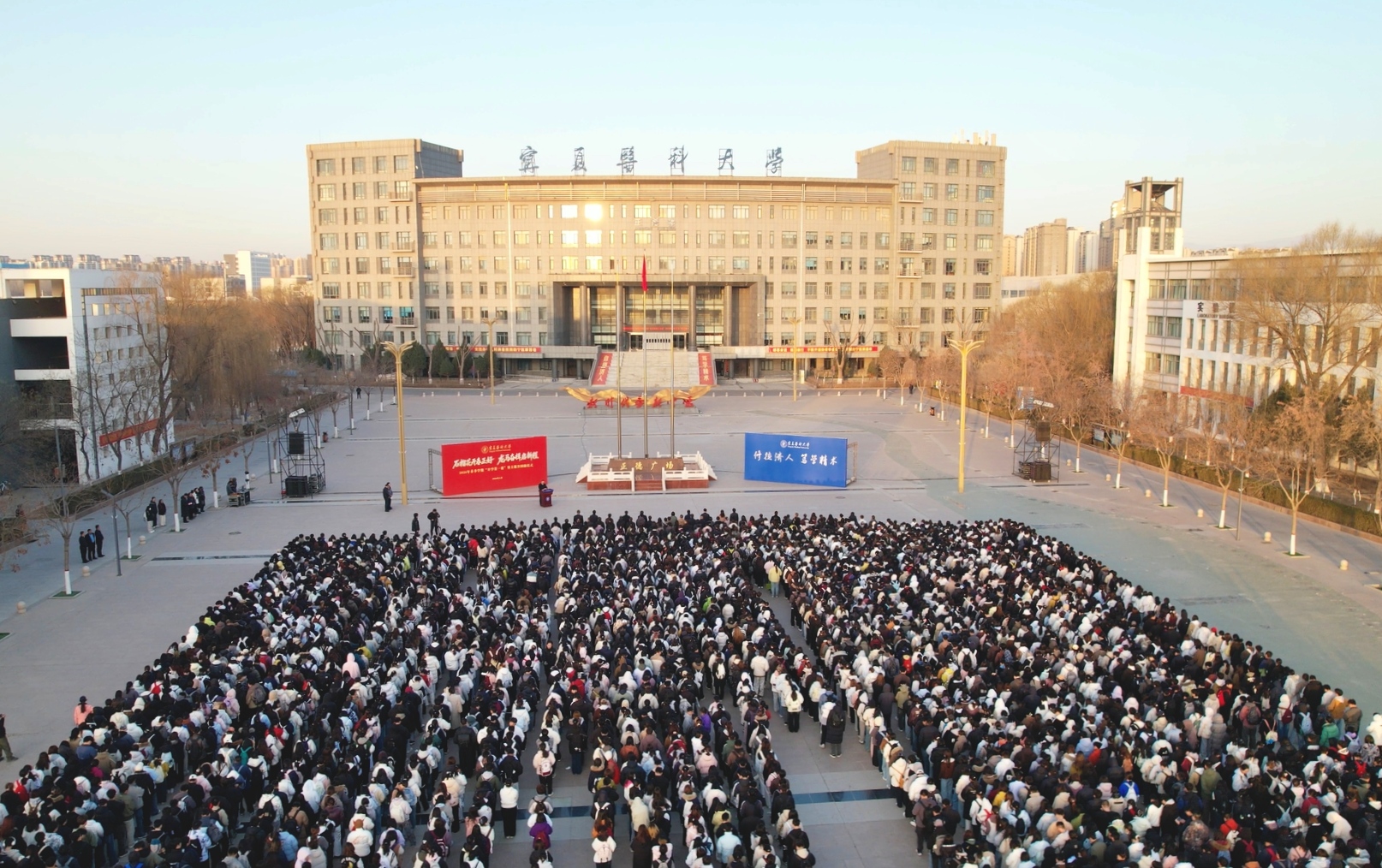 学校举行“石榴花开春正好 龙马奋楫启新程”2026年春季学期“开学第一课”暨主题升国旗仪式