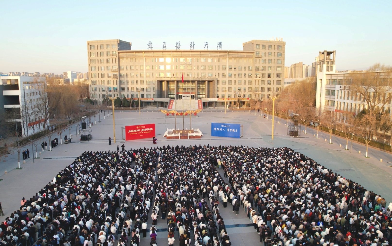 学校举行“石榴花开春正好 龙马奋楫启新程”2026年春季学期“开学第一课”暨主题升国旗仪式