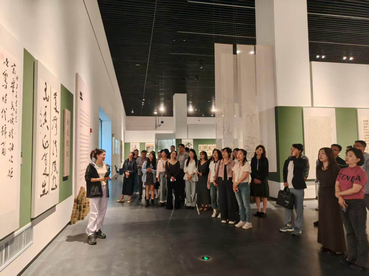 学校组织干部赴宁夏美术馆开展“笔墨绘清风 警示筑防线”主题教育活动