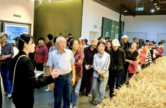 离退休工作处开展自治区经济社会发展成果参观学习活动