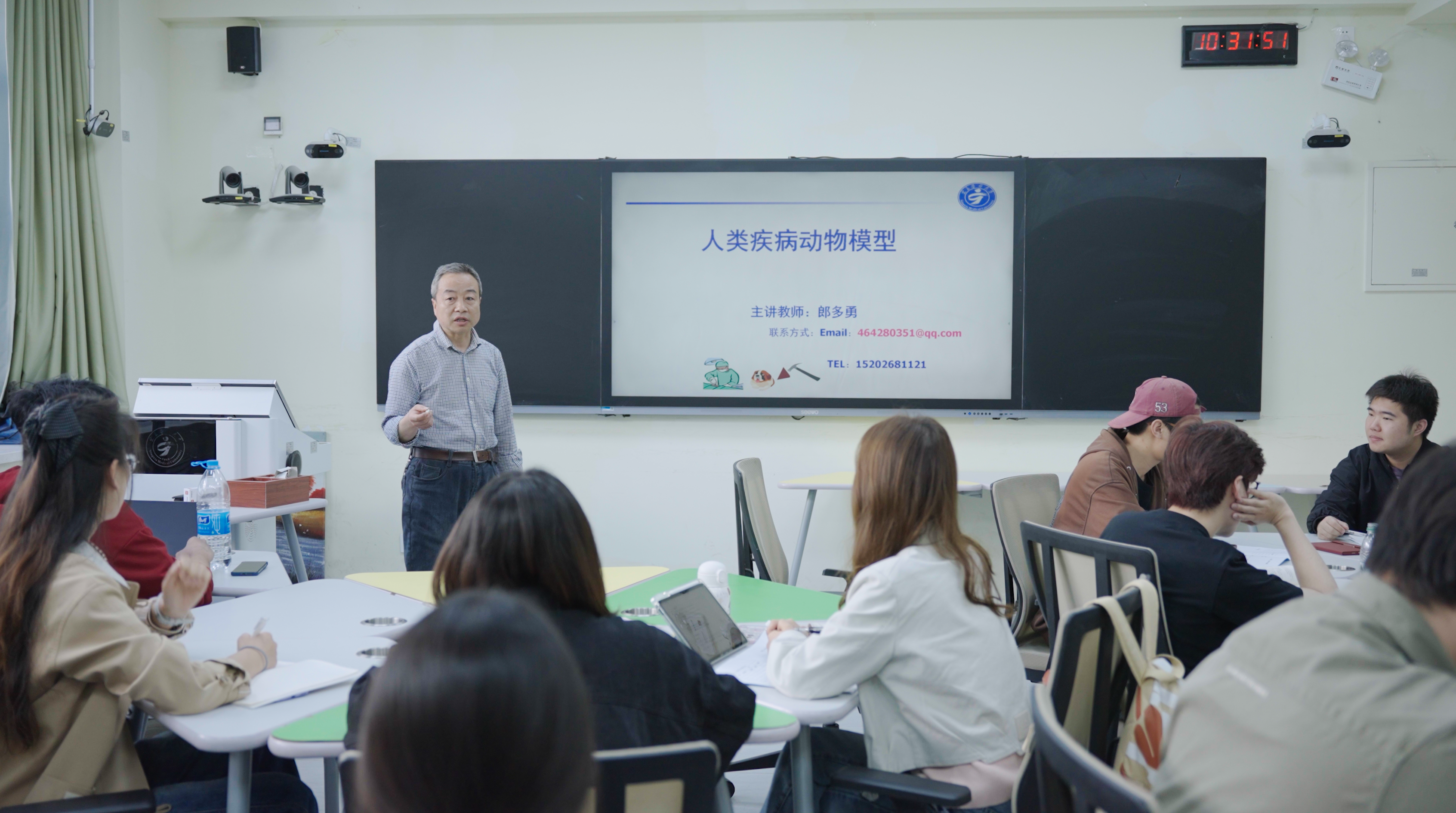 扎根沃土润物无声——记暖心师者郎多勇
