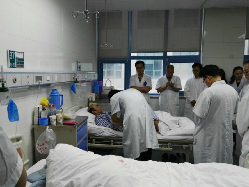 专家在总医院检查带教.jpg