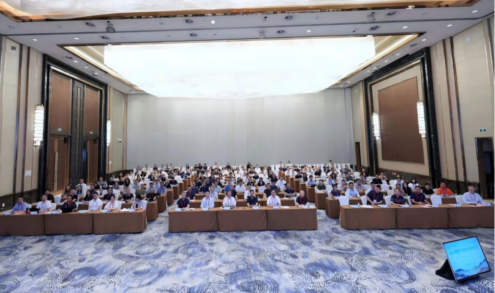 学校举办高校数智化发展与创新研讨会