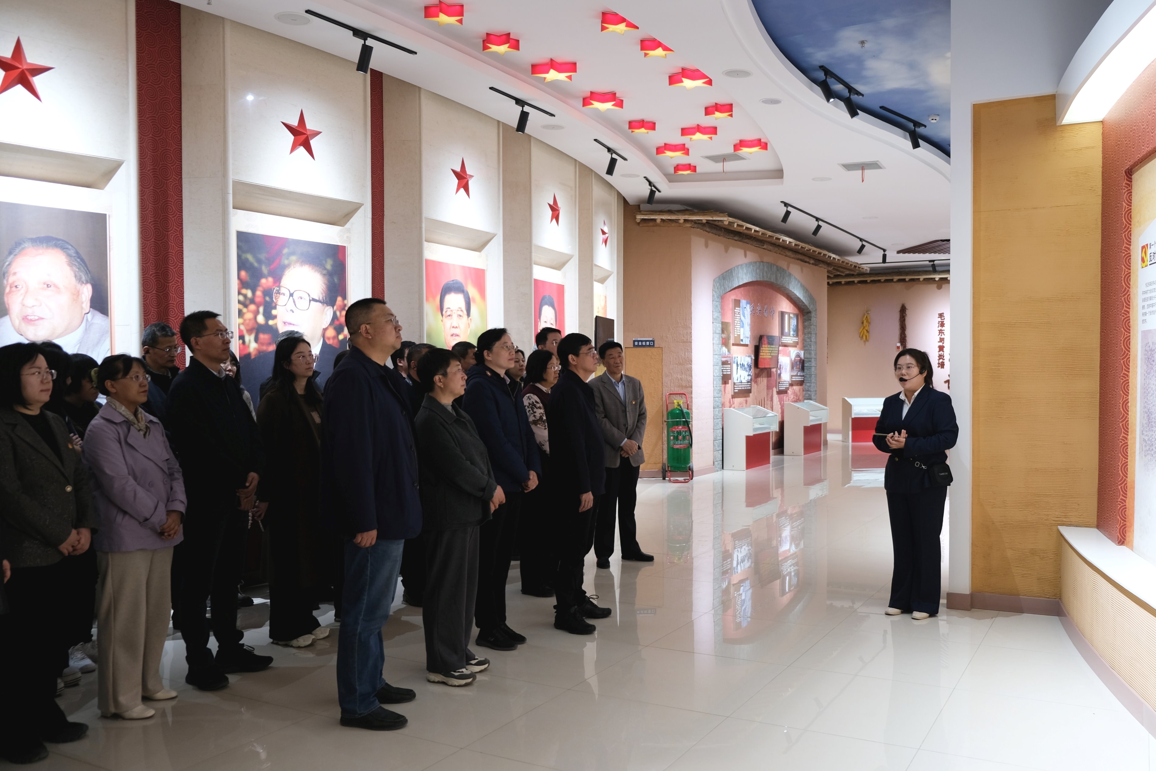 学校开展廉政教育实践教学活动暨党委理论学习中心组（扩大）学习会