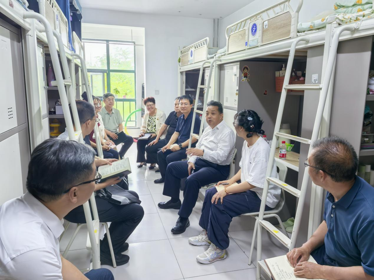 张治荣深入宿舍与联系班级（党支部）学生座谈交流
