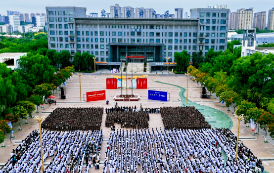 学校举行2026年秋季学期“开学第一课”暨主题升国旗仪式