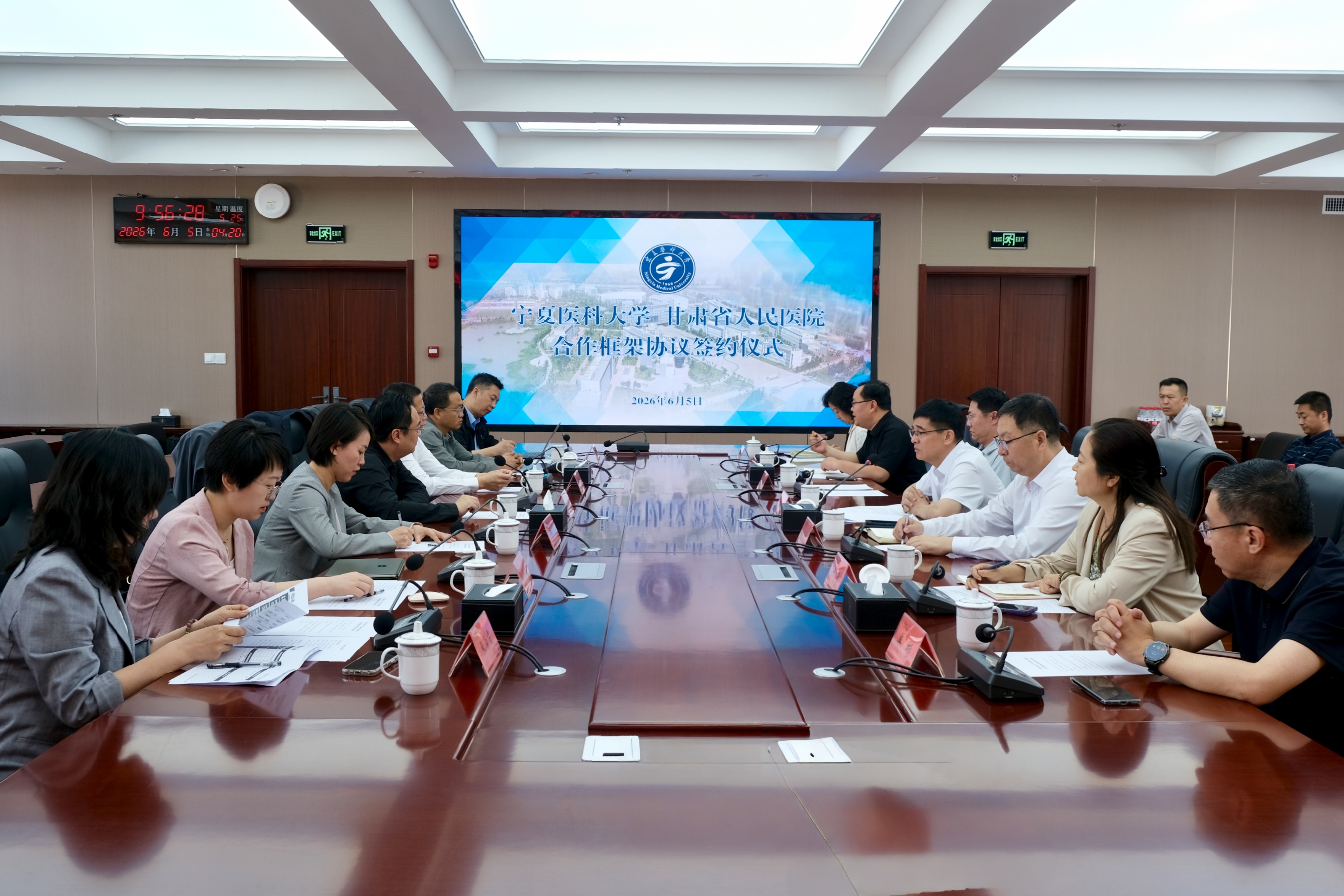 甘肃省人民医院党委书记蔡辉一行来校访问交流